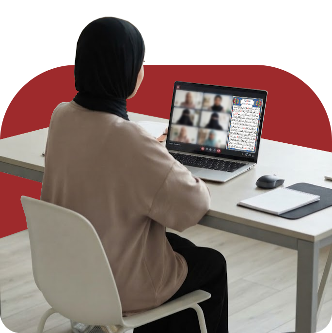 Femme suivant un cours de Coran en ligne sur Zoom depuis son ordinateur