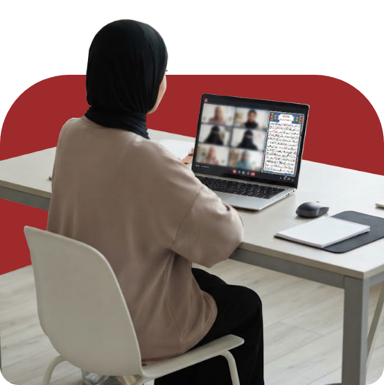 Femme suivant un cours de Coran en ligne sur Zoom depuis son ordinateur